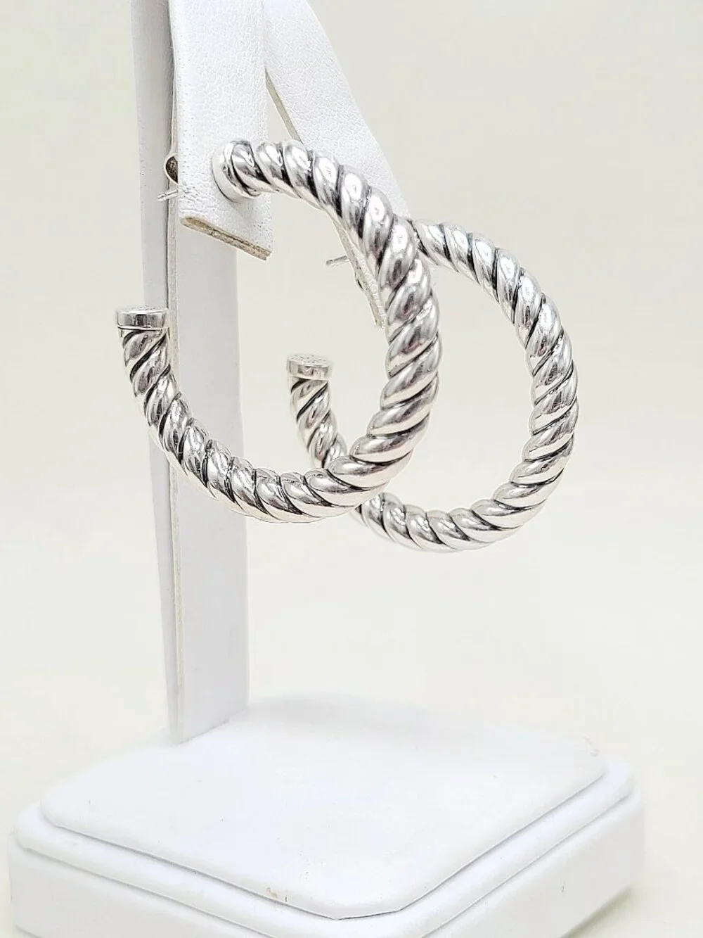 David Yurman Sculpted Hoop Earrings in Sterling Silver - Picture 3 of 8